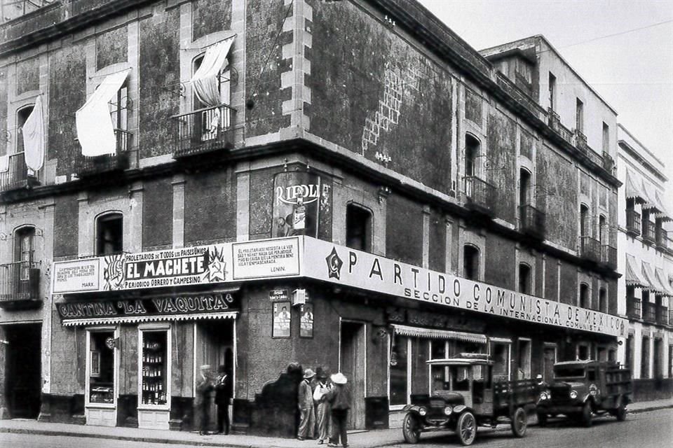 Tina Modotti inmortalizó la fachada del edificio que ocupó el Partido Comunista, su publicación, 'El Machete', y la cantina La Vaquita en la parte inferior.