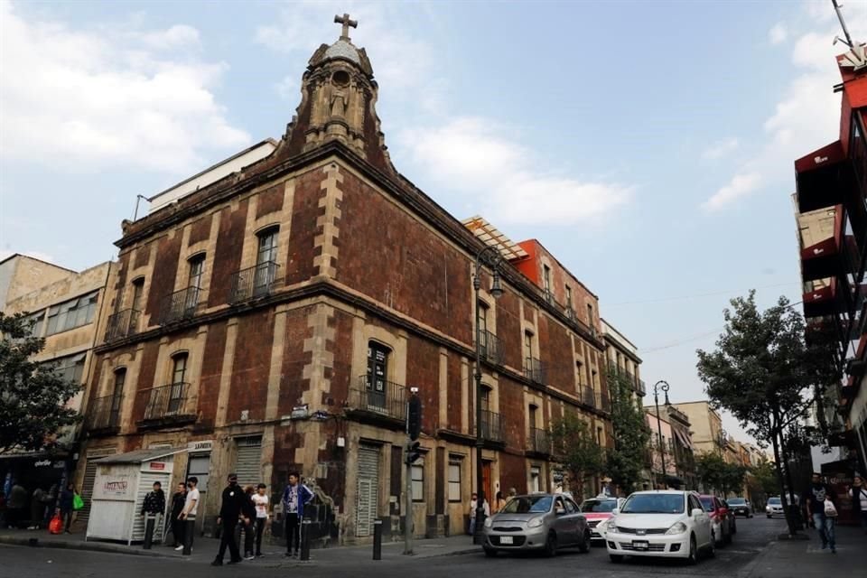 Así luce actualmente el inmueble donde despachaba la cantina La Vaquita, en Mesones 54, Centro Histórico, que tras la pandemia cerró sus puertas y ahora renace como espacio para la fotografía.