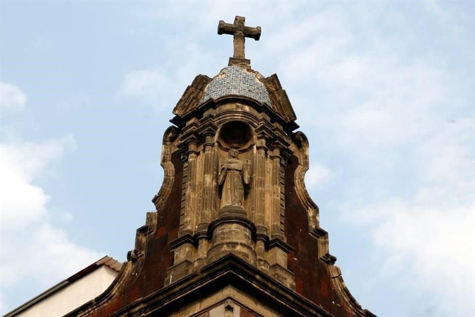 El edificio alberga un nicho dedicado a  Santa Clara de Asís,  proclamada en 1958 por el Papa Pío XII patrona de la comunicación y la televisión.