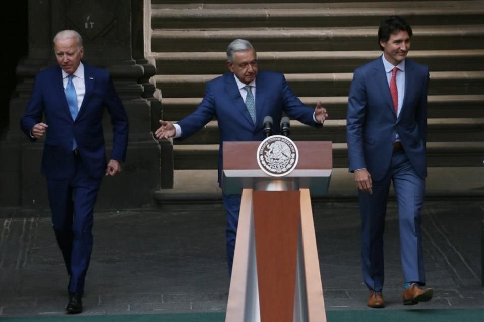 Tras cumbre, mandatarios de EU y Canadá destacaron la importancia de energías limpias; en cambio, AMLO ni las mencionó en su discurso.