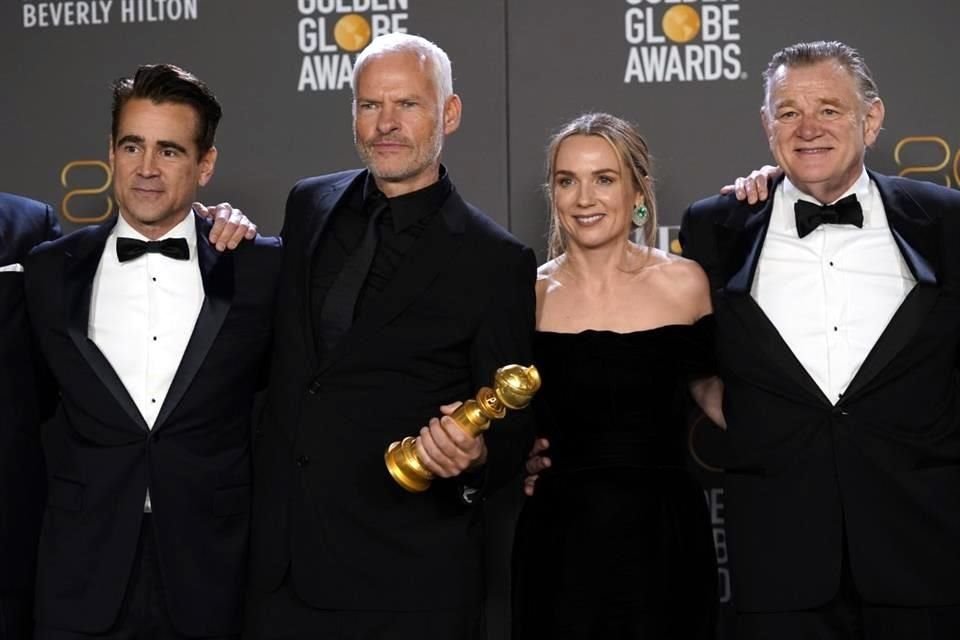 Colin Farrell, Martin McDonagh, Kerry Condon y Brendan Gleeson posan triunfadores con 'Los Espíritus de la Isla' como Película de Comedia o Musical.