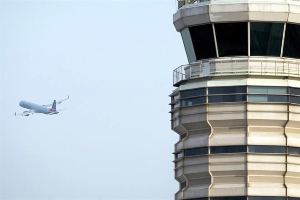 La FAA suspendió este miércoles todas las salidas de vuelos domésticos, con el fin de reparar una falla que afectó sus sistemas de información para pilotos y tripulación.