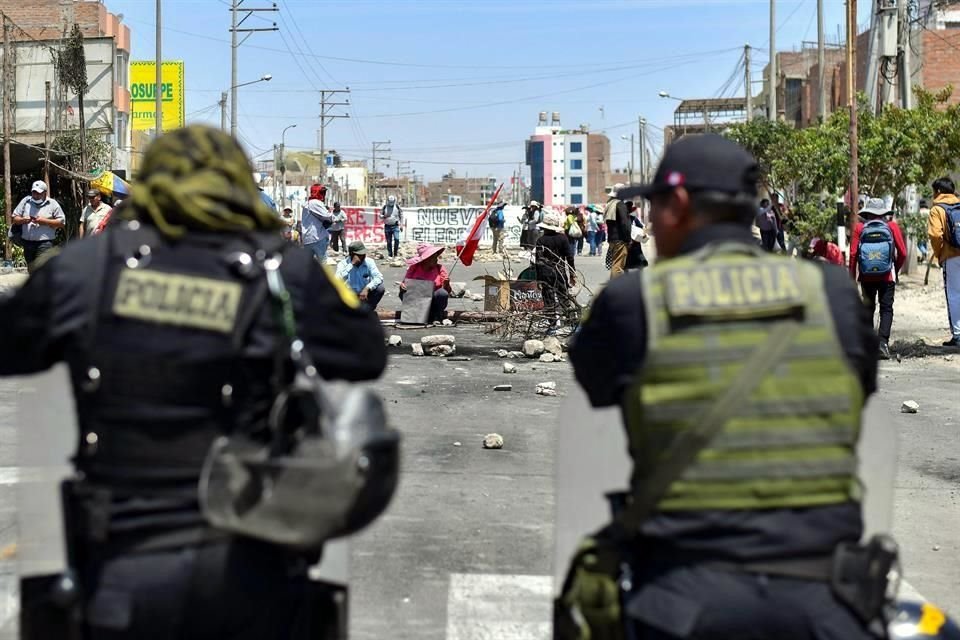 Medios locales reportan enfrentamientos entre manifestantes y la Policía en Cusco.