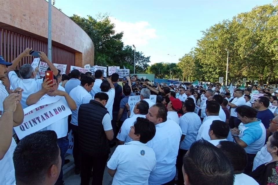 Taxistas preparan cierres en Cancún, QR, si otorgan amparo a empresa de transporte digital Uber.