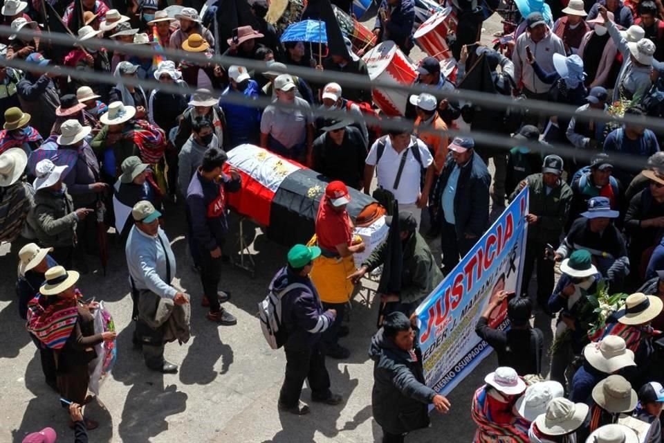 Familiares y amigos de las víctimas de los enfrentamientos con la policía peruana cargan sus féretros en la ciudad andina de Juliaca, al sur de Perú.