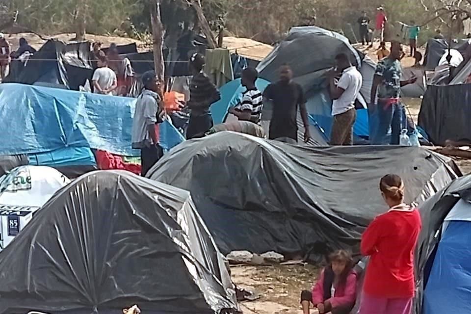 Un campamento de migrantes al margen del río Bravo en Matamoros, Tamaulipas.