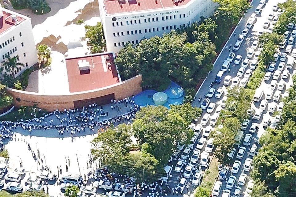 Entre protestas de taxistas locales, tribunal dio amparo a Uber para que otorgue sus servicios en zonas turísticas de Cancún y Riviera Maya.