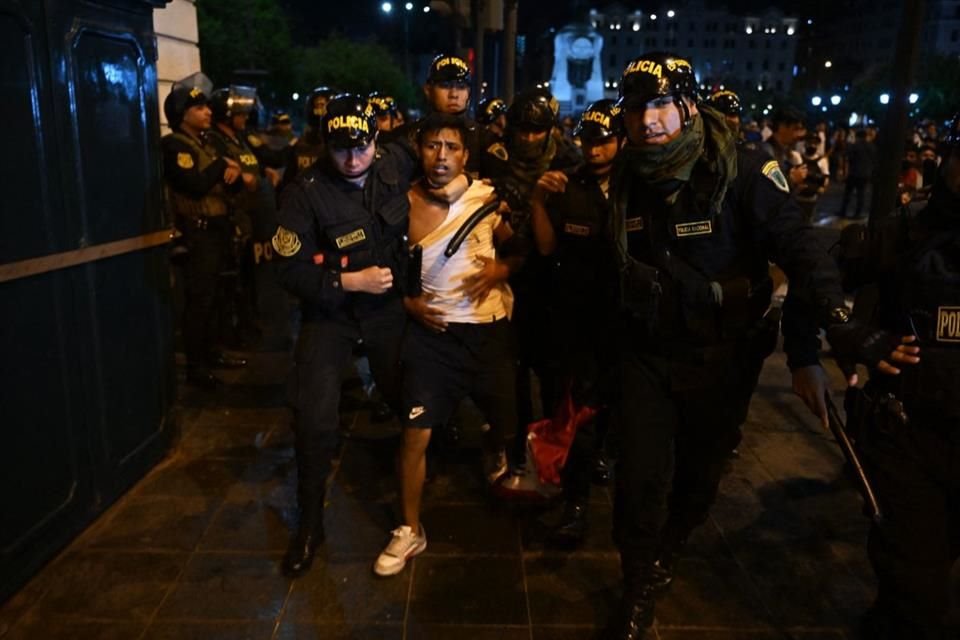 Policías arrestan a un manifestante en Lima.