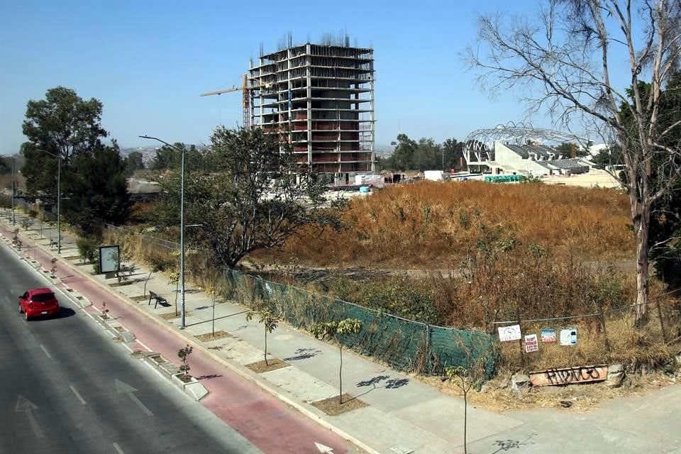 En el predio de la Calzada Independencia y Periférico ya se realizan obras.