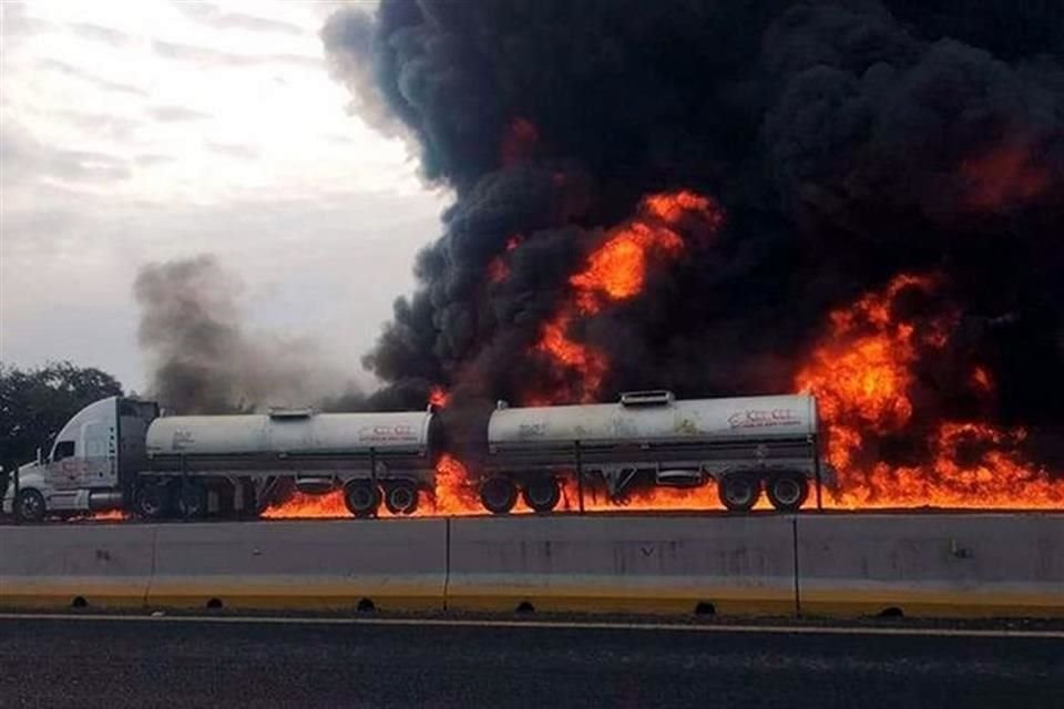 Las llamas se extendieron sobre la autopista.