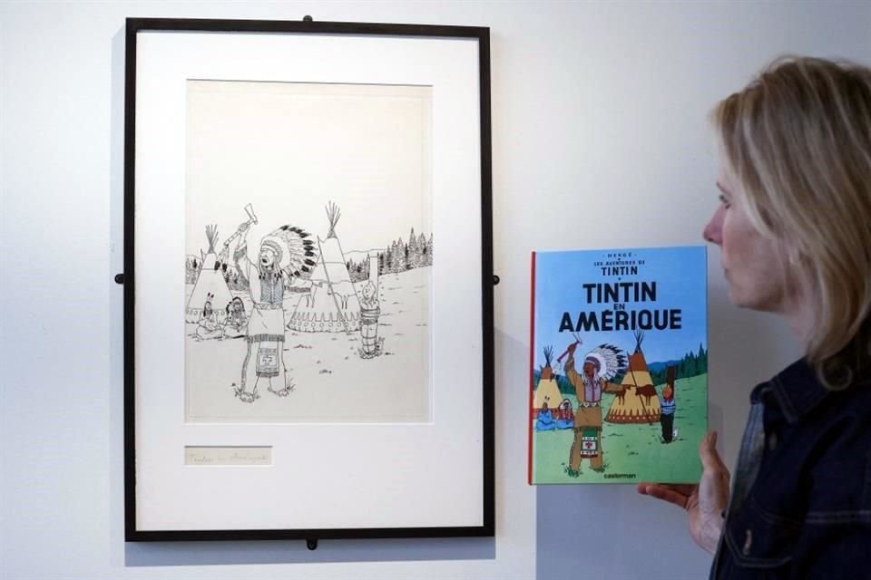 Vinciane de Traux, directora de la casa de subastas Artcurial en Bélgica, muestra la portada de la historieta de 'Tintín en América' junto al dibujo original de Hergé que saldrá a la venta.