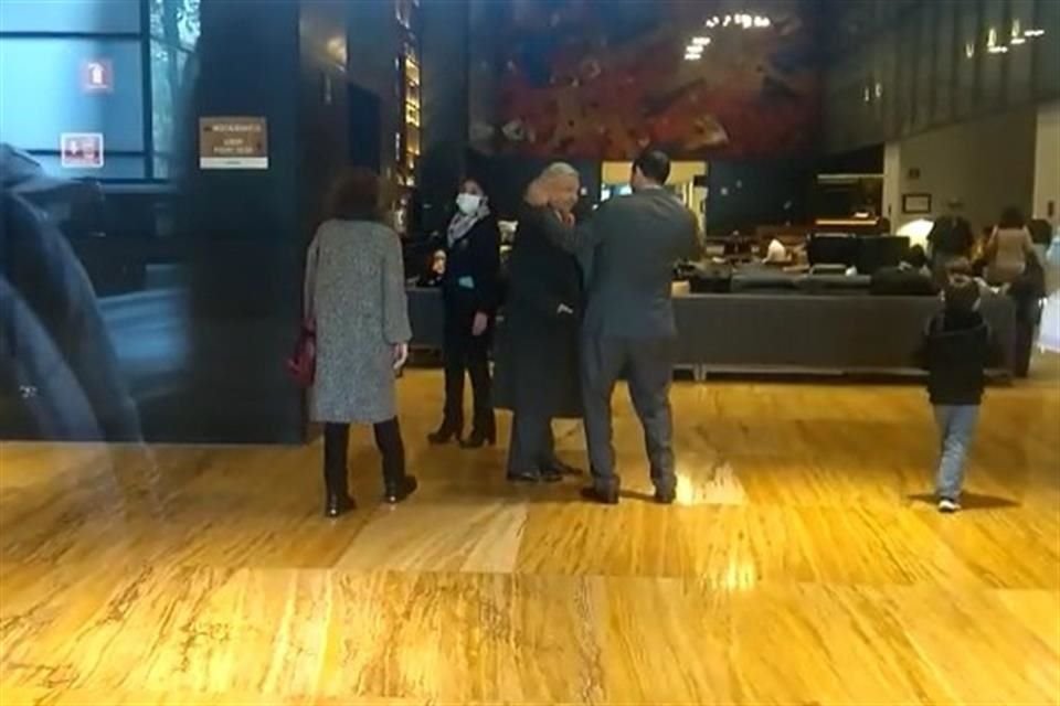 Gutiérrez Müller y AMLO en El Cardenal.