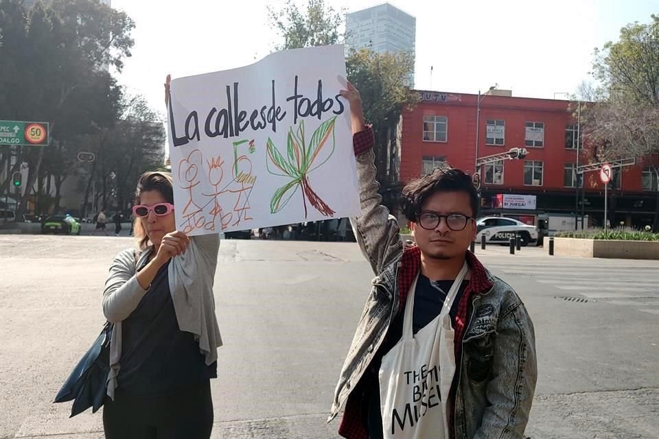 Colectivos cerraron el paso vehicular para protestar contra las acciones de limpieza social que ha llevado a cabo la Alcaldía Cuauhtémoc.