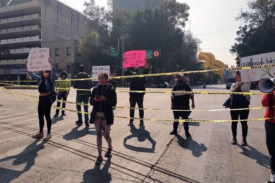 Colectivos cerraron el paso vehicular para protestar contra las acciones de limpieza social que ha llevado a cabo la Alcaldía Cuauhtémoc.