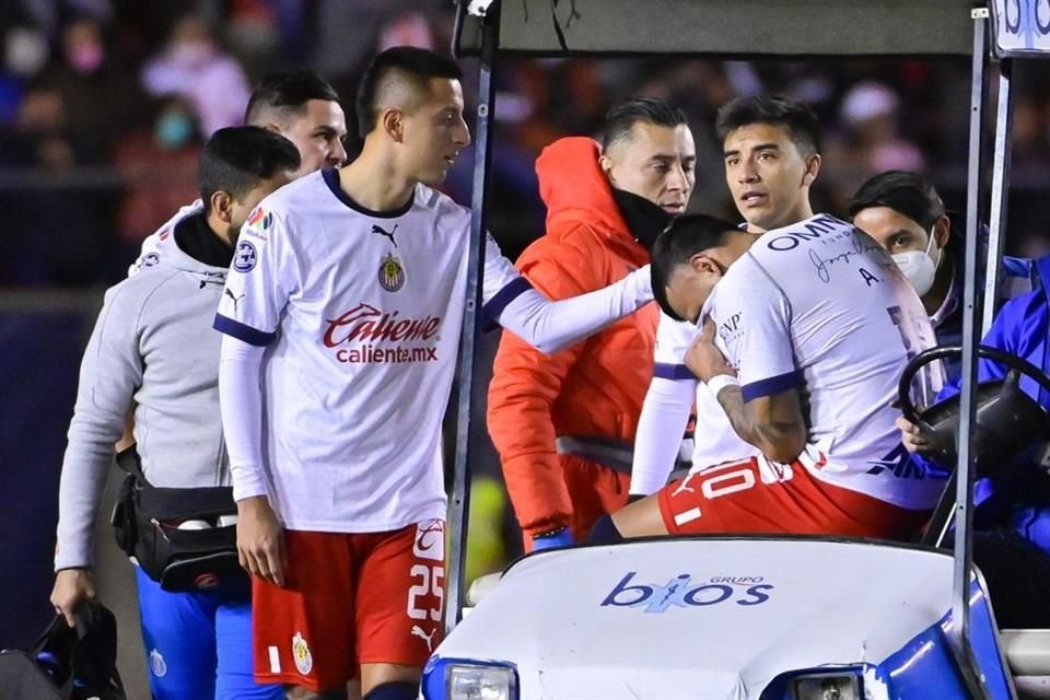 Alexis Vega salió llorando de la cancha tras lesionarse.