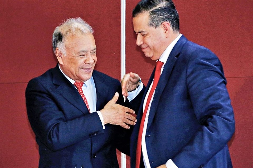 Alberto Anaya, líder del PT, saluda a Ricardo Mejía.
