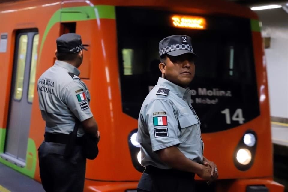 Al menos 48 elementos de la Guardia Nacional fueron dispuestos para operar como guardias vestidos de civil dentro de los vagones del Metro.