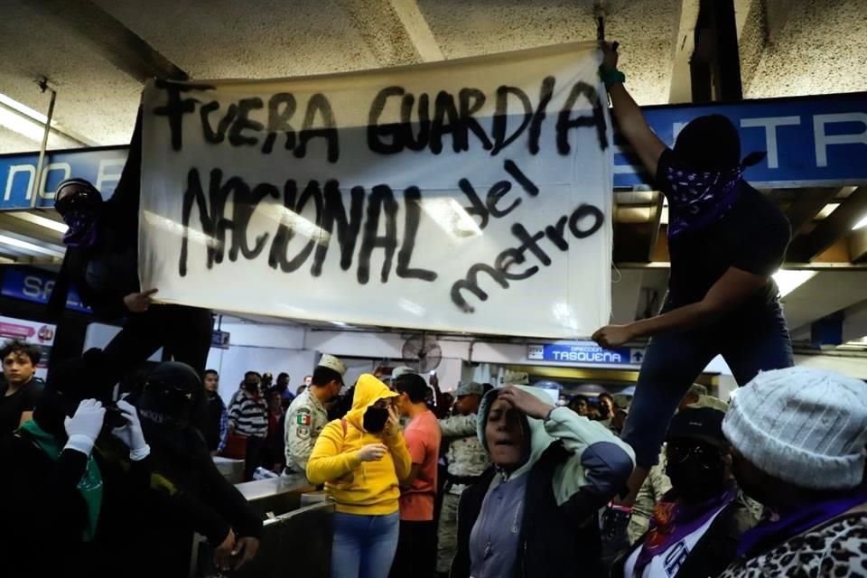 Un grupo de feministas protestó en la estación Bellas Artes de la línea 2 del STC Metro por la presencia de la Guardia Nacional, dañando los torniquetes y dando paso libre a los usuarios.