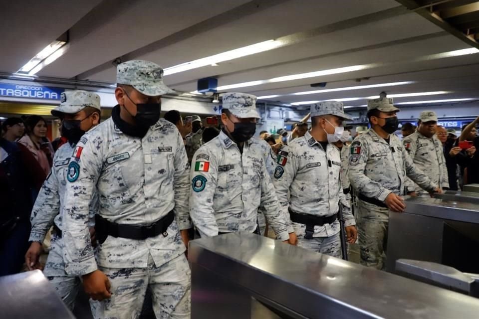 Un grupo de feministas protestó en la estación Bellas Artes de la línea 2 del STC Metro por la presencia de la Guardia Nacional, dañando los torniquetes y dando paso libre a los usuarios.