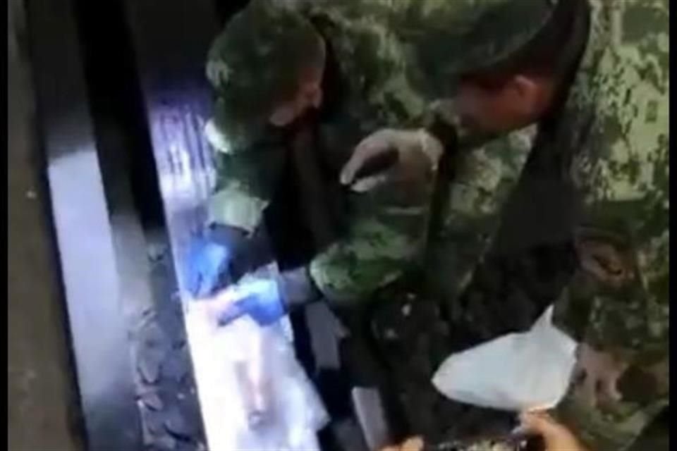 Elementos de la Guardia Nacional se movilizaron en las vías de la estación Santa Anita de la Línea 8 del Metro para inspeccionar una lata de aluminio.