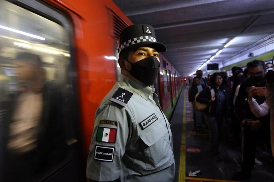 Un efectivo de la Guardia Nacional en la línea 3 del Metro capitalino.