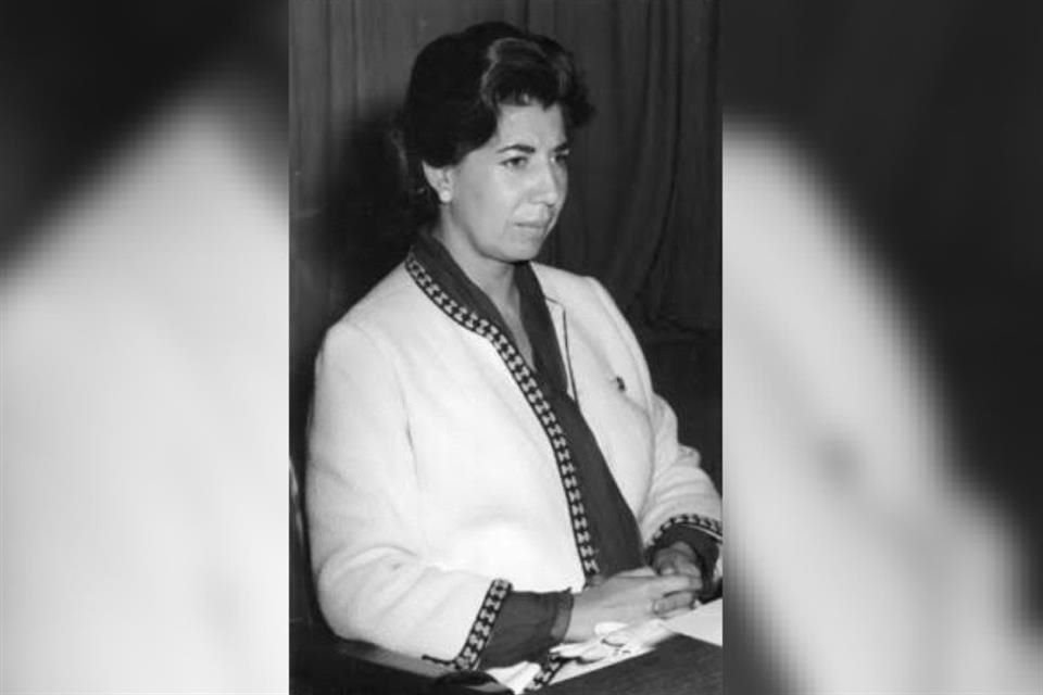 Guadalupe Rivera Marín cursó la carrera de Administración Pública en la UNAM, y obtuvo el doctorado en Derecho en la misma institución.