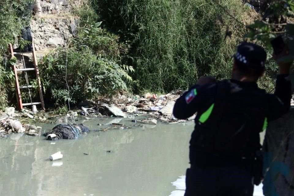 El cadáver de un hombre fue localizado la tarde de este domingo en un canal de aguas negras en el Parque de la Solidaridad.