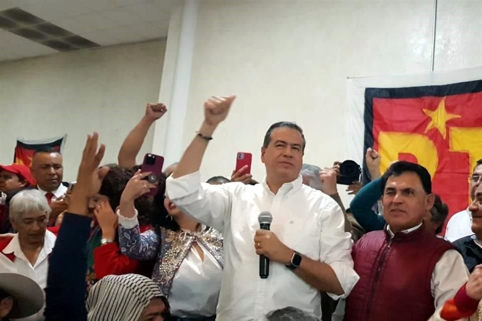 Ricardo Mejía acudió al evento de afiliación en la sede del PT en Coahuila.