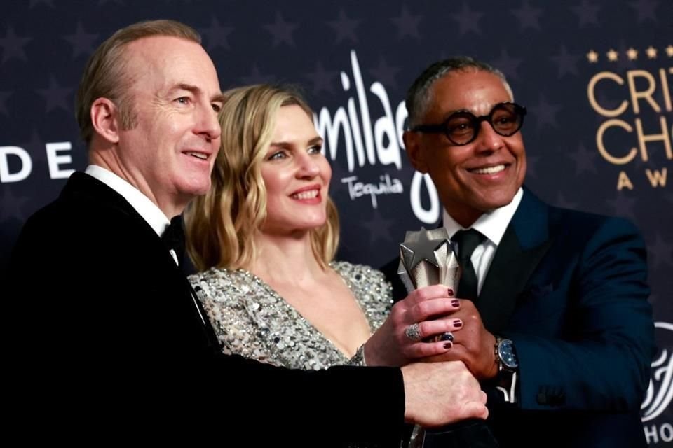 Los actores Bob Odenkirk, Rhea Seahorn y Giancarlo Esposito sostienen el premio a Mejor Serie de Drama por 'Better Call Saul'.