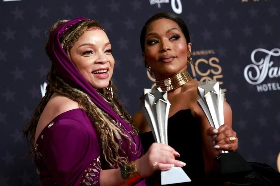 La diseñadora de vestuario Ruth Carter y la actriz Angela Bassett ganaron premios en sus respectivas categorías por 'Black Panther: Wakanda por Siempre'.