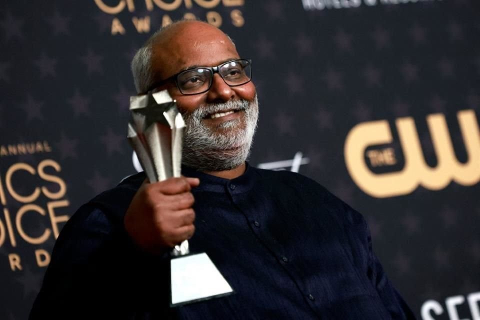 El compositor M. M. Keeravani sorprendió al ganar Mejor Canción por 'Naatu Naatu', de la película 'RRR', en la gala 2023 de los Critics' Choice Awards.