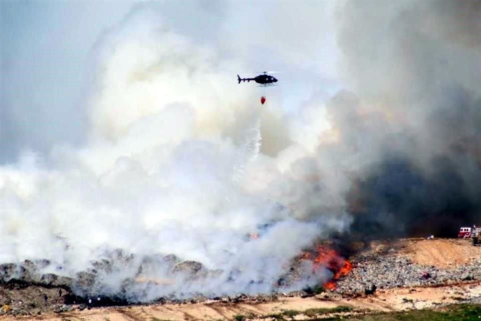 Servicios de emergencia del Gobierno del Estado trabajan para controlar un incendio que inició a las 04:30 horas en el costado sur del Relleno Sanitario.