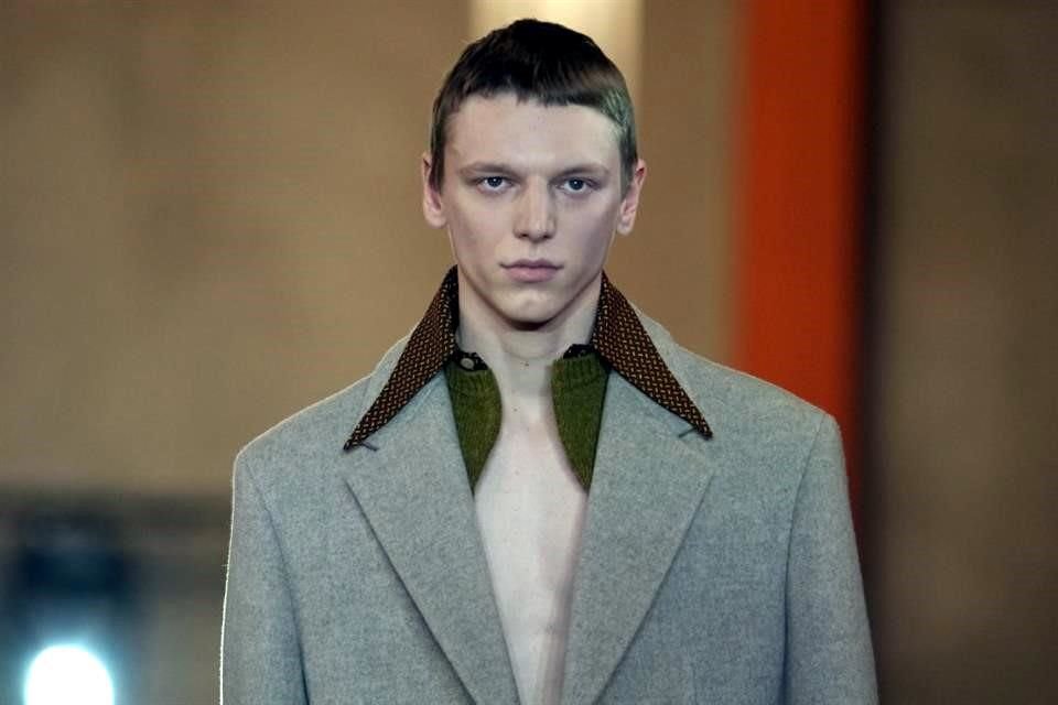 La diseñadora Miuccia Prada presentó en Milán su colección masculina otoño-invierno 2013; posteriormente armó tremenda fiesta.