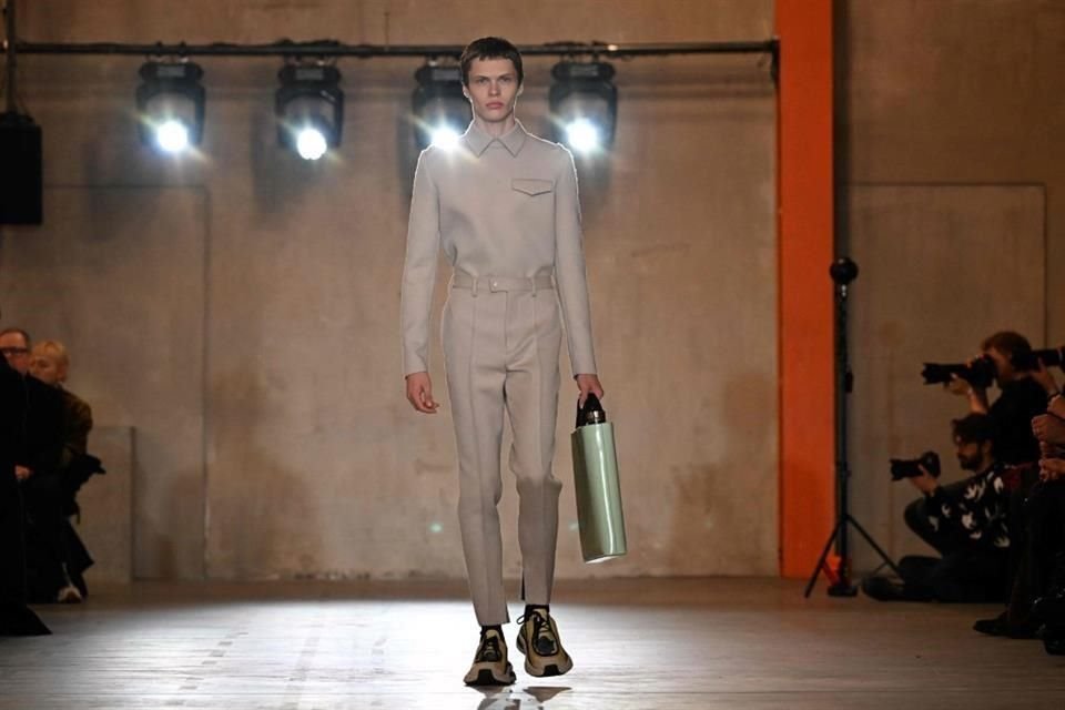 La diseñadora Miuccia Prada, en colaboración con Raf Simons, presentó este domingo en Milán su colección masculina otoño-invierno 2023