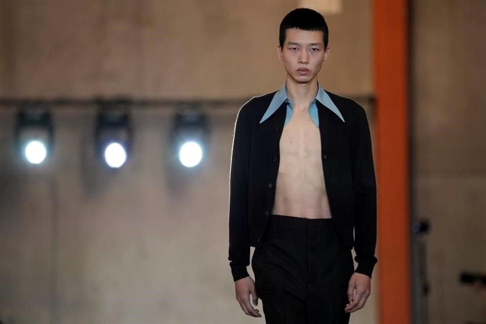 En el tercer día de la Semana de la Moda masculina, el desfile tuvo lugar en el gran vestíbulo de la Fundación Prada.