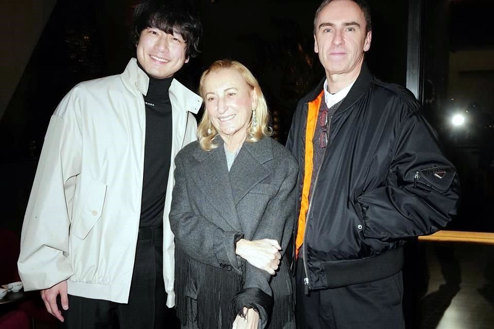 Kentaro Sakaguchi, Miuccia Prada y Raf Simons en la cena privada posterior al desfile.