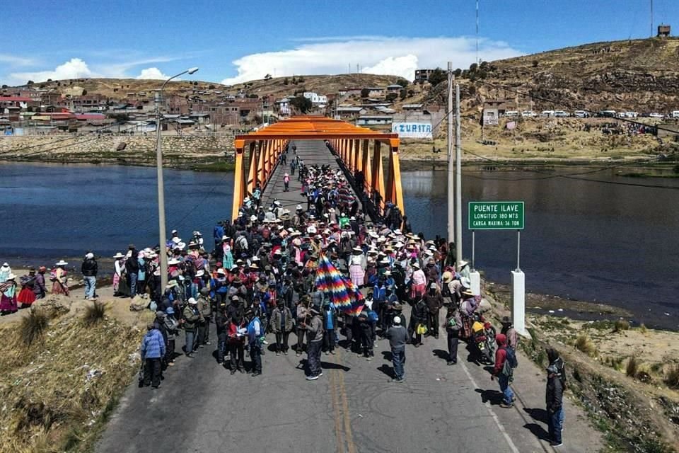 Miembros de comunidades aimaras realizaron ayer un bloqueo en el Puente Internacional Ilave, en Puno, Perú, al tiempo que se dirigían a la capital Lima.