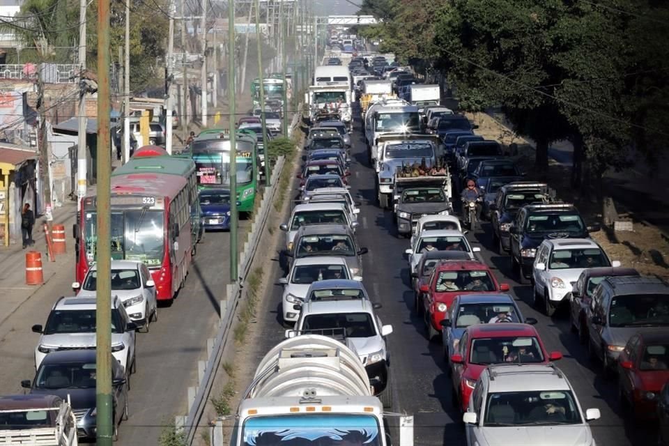 El 'calvario' en Juan Gil Preciado comienza desde el semáforo del crucero con Carretera a Colotlán.