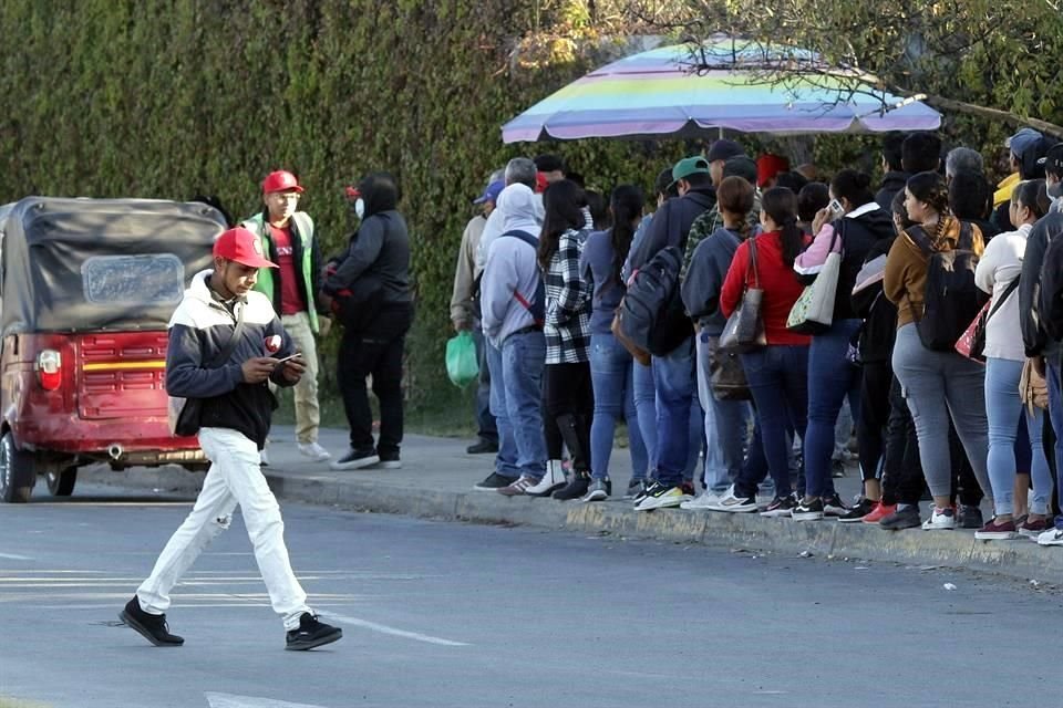 En Valle Imperial los mototaxis alimentan los parabuses que lucen abarrotados.