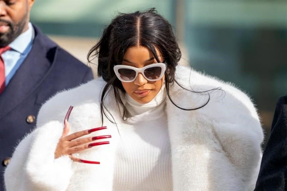 La polémica rapera Cardi B no completó sus 15 días de servicio comunitario en Nueva York; juez le da hasta el 1 de marzo para lograrlo.