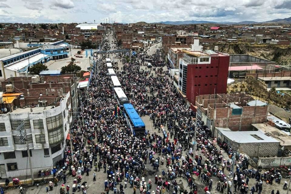 La gente se despide de los manifestantes cuando parten hacia Lima para protestar contra el Gobierno de Boluarte.
