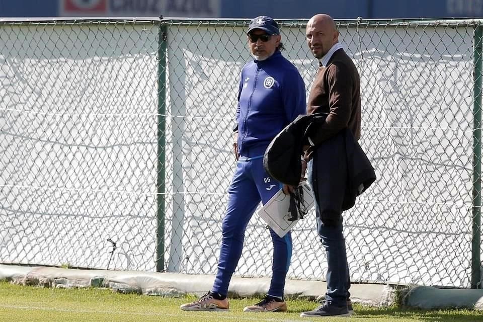 Óscar Pérez platicó unos minutos con el estratega celeste.