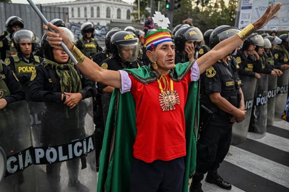 Un hombre participa en las protestas contra Boluarte en Lima.
