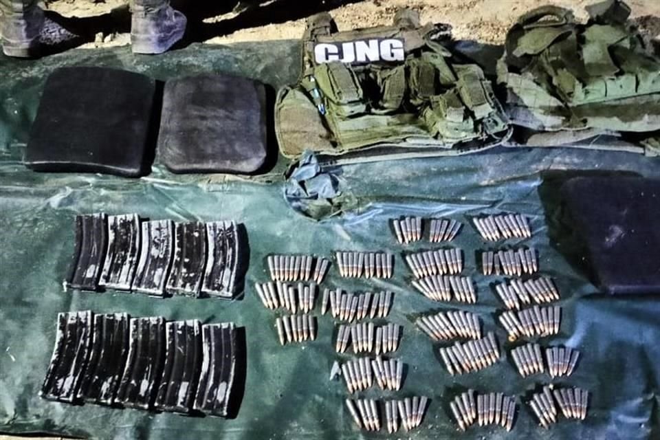 Entre lo asegurado están 924 cartuchos para arma de fuego largas, 10 cargadores, dos chalecos tácticos, tres placas balísticas y una cinta metálica con 19 eslabones.