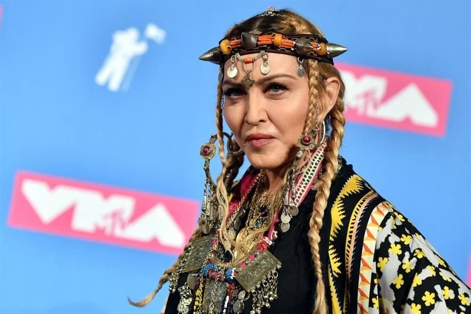 Madonna volvió a causar polémica al posar como la Virgen María para una revista en las ediciones de Italia, España y Francia.