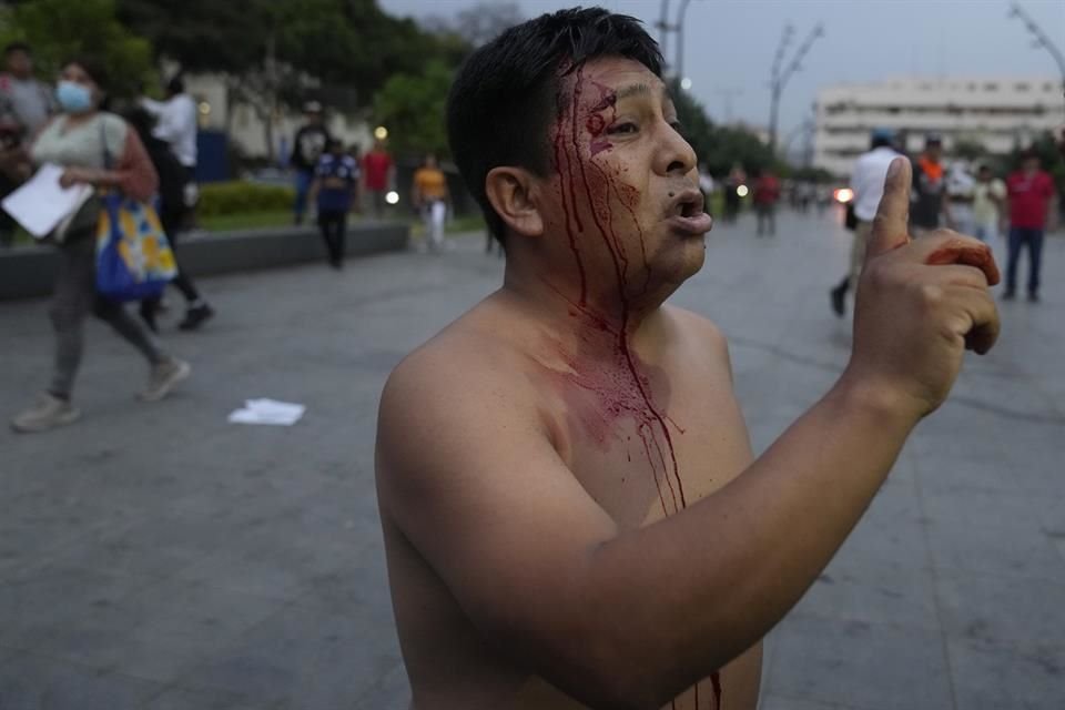 Un manifestante antigobierno fue golpeado en la cabeza por la Policía en Lima.