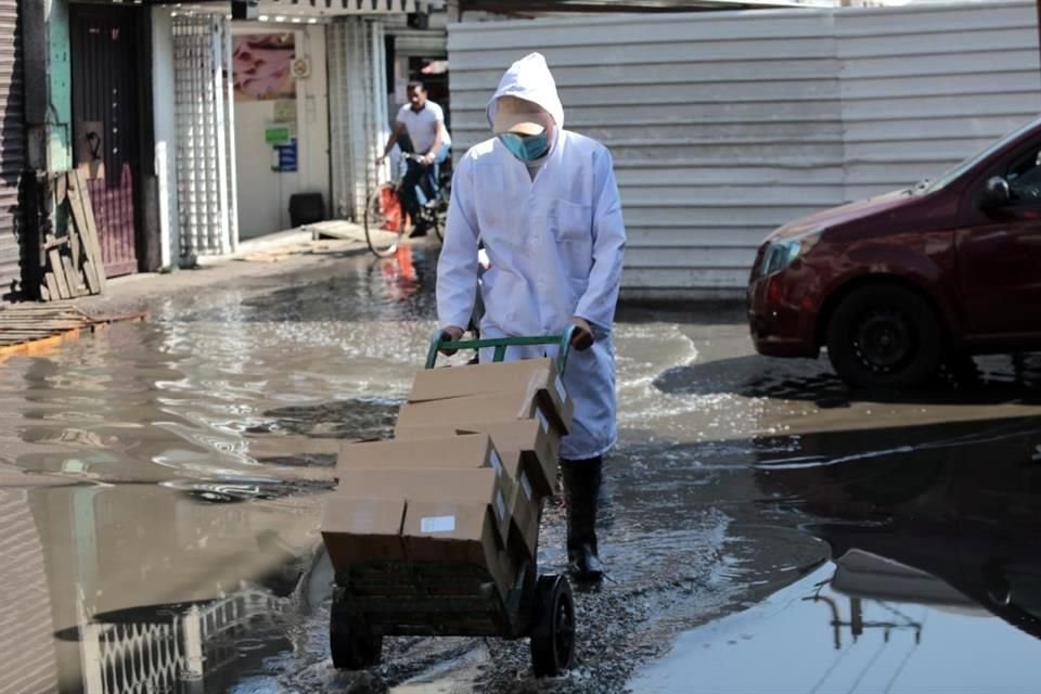 Las obras de la Línea 1 del Metro provocaron encharcamientos en la Colonia Merced, locatarios pusieron tarimas de madera para poder cruzar.