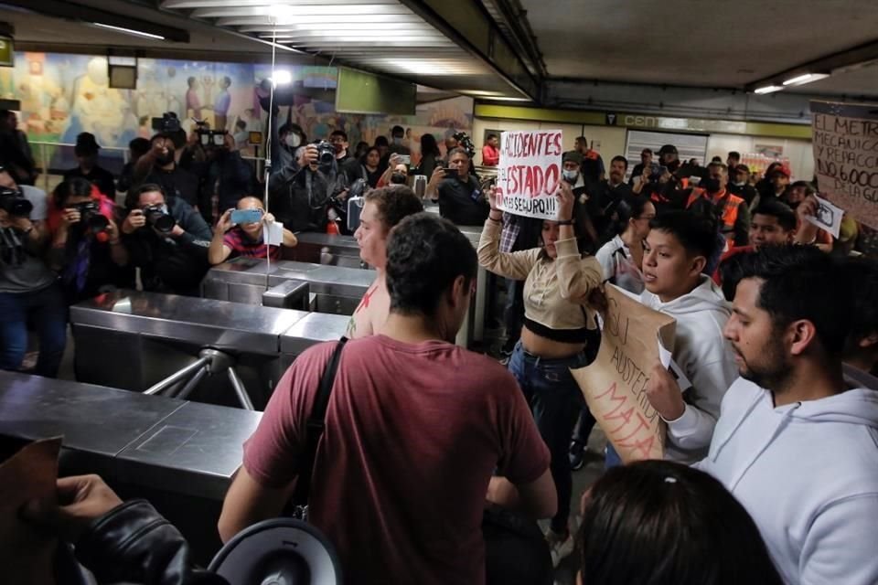 Estudiantes se manifestaron en la estación Centro Médico, en demanda de más recursos para mantenimiento del Sistema Colectivo Metro.