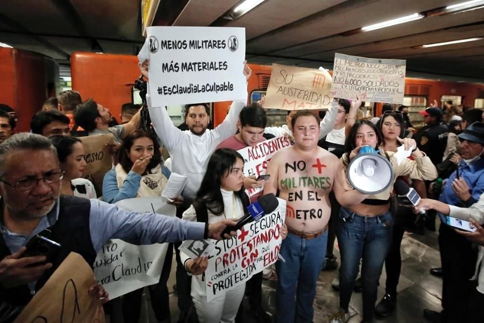 Estudiantes se manifestaron en la estación Centro Médico, en demanda de más recursos para mantenimiento del Sistema Colectivo Metro.