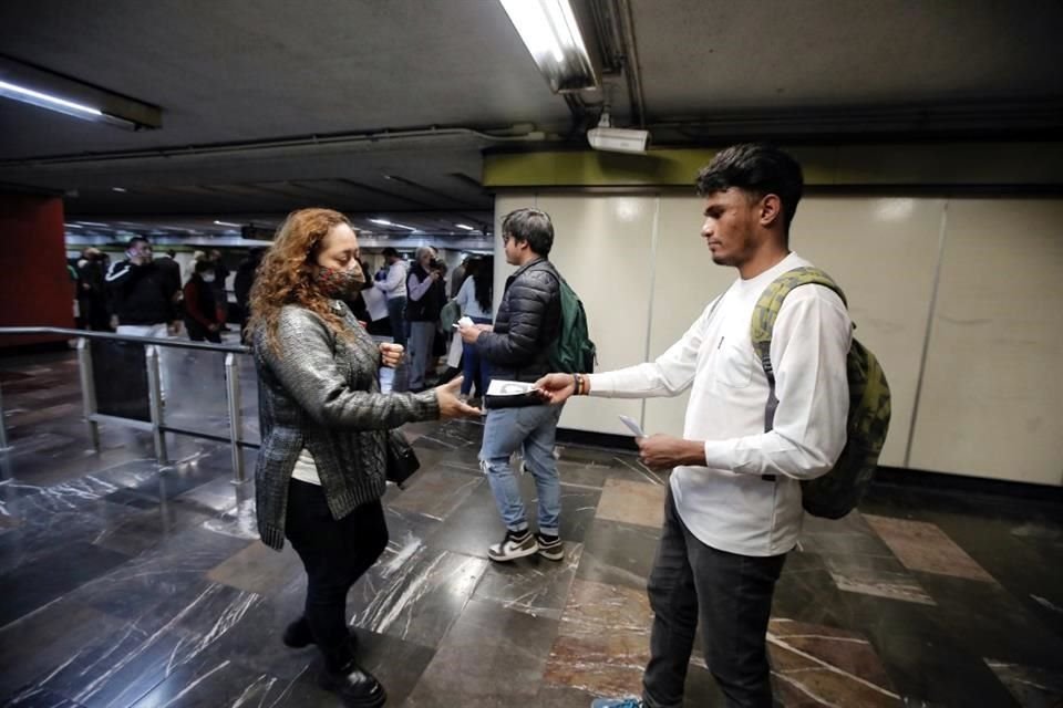 Estudiantes se manifestaron en la estación Centro Médico, en demanda de más recursos para mantenimiento del Sistema Colectivo Metro.